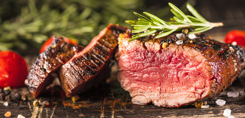 Fototapete Steakhouse Filetfleisch vom Grill rustikal  © karepa