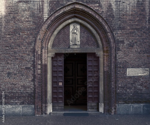 ingresso a Santa Maria Incoronata  chiesa medievale dalla doppia facciata