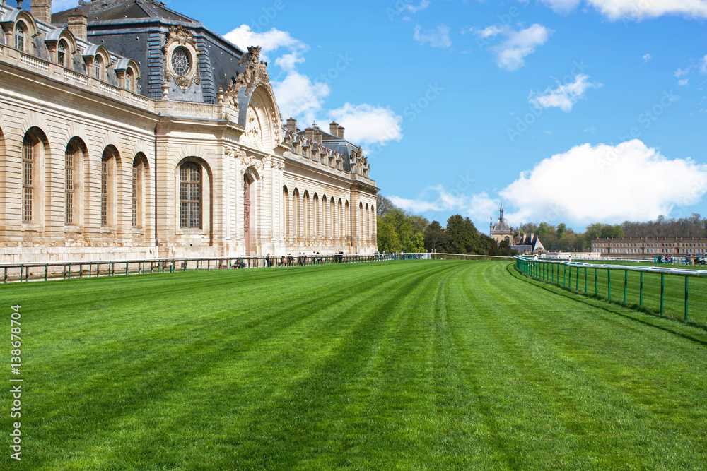 La piste du champ de courses et les grandes écuries, Chantilly, Oise, Haut de France