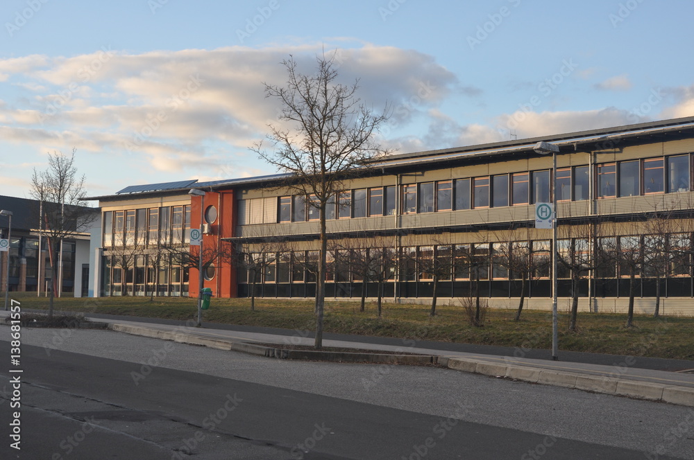 Schulhaus, Schulgebäude, Schulhof, Schulpause, Schule