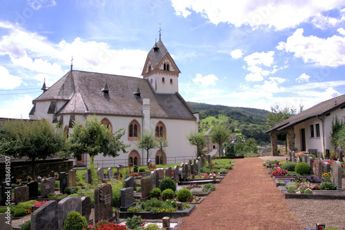 Der Friedhof und die Evangelische Kirche St.Kastor in Dausenau, Gemeinde Bad Ems