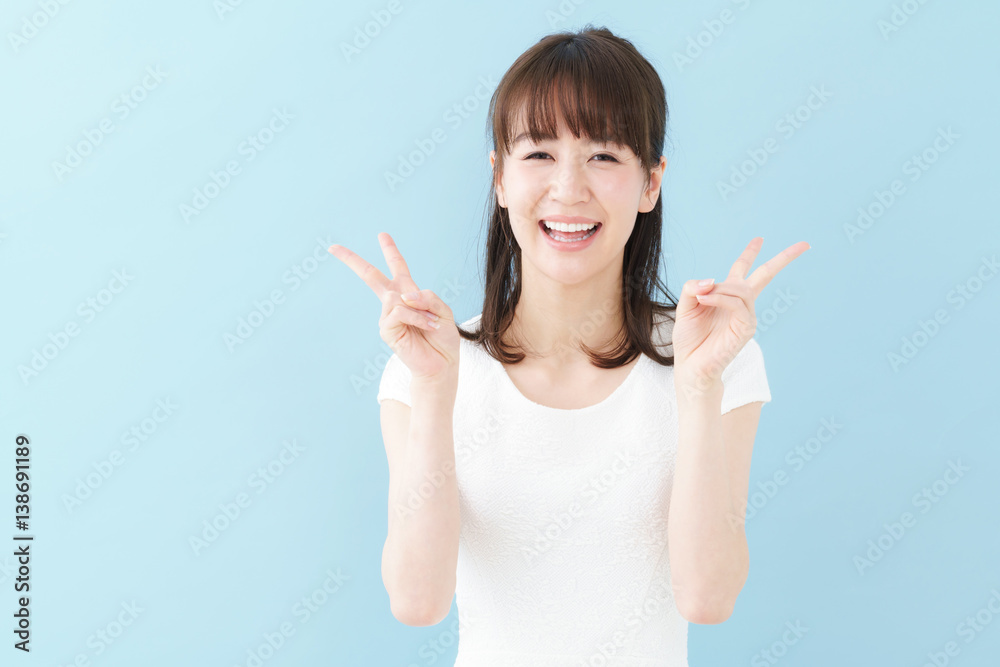 ピースする女性
