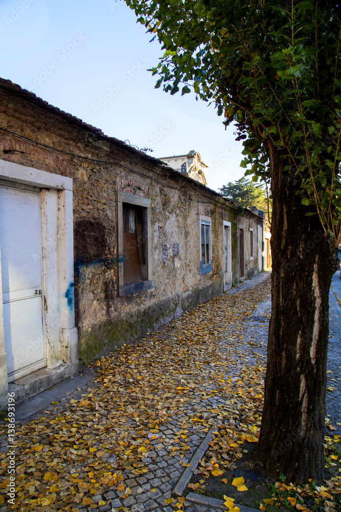 Altes verlassenes Haus in Lissabon, Portugal