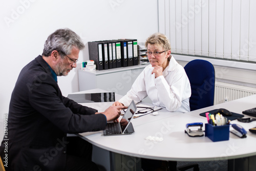 Pharmavertreter in Arztpraxis