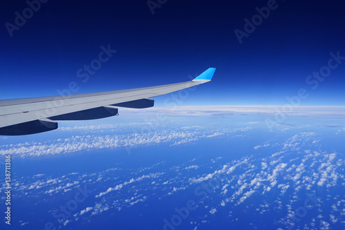 avion ciel bleu et nuages