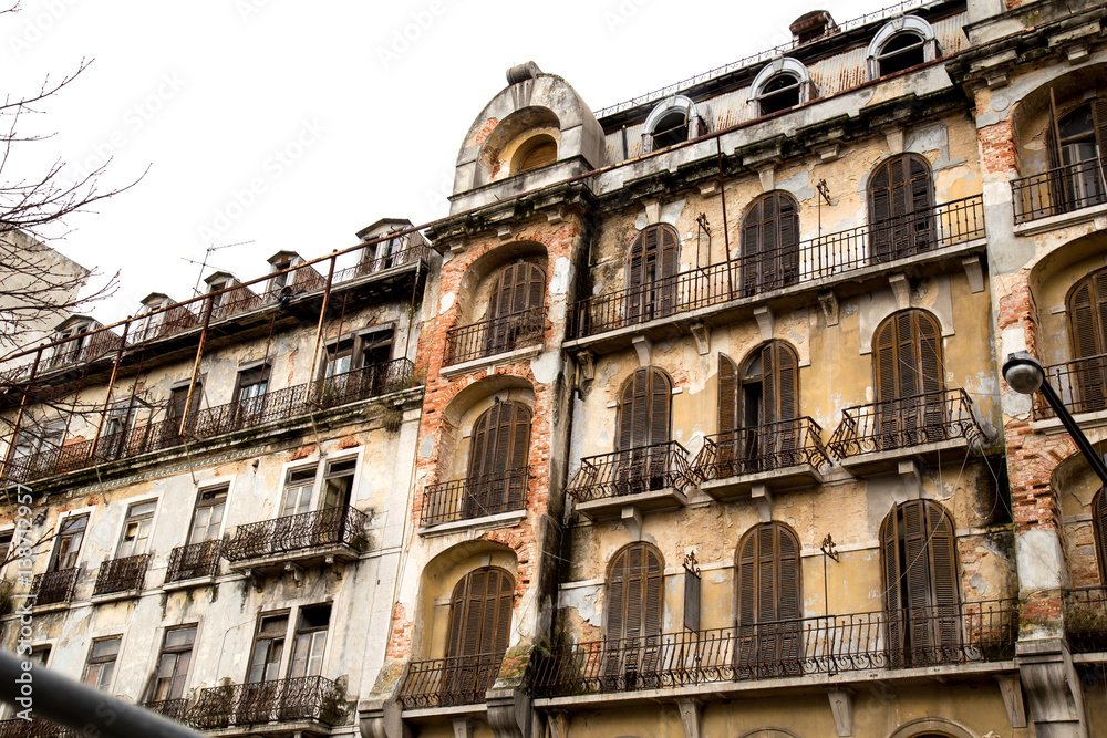 Alte Hausfassade mit Balkone im starken Verfall in Lissabon