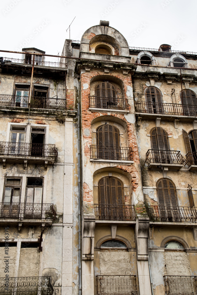 Alte Hausfassade mit Balkone im starken Verfall in Lissabon