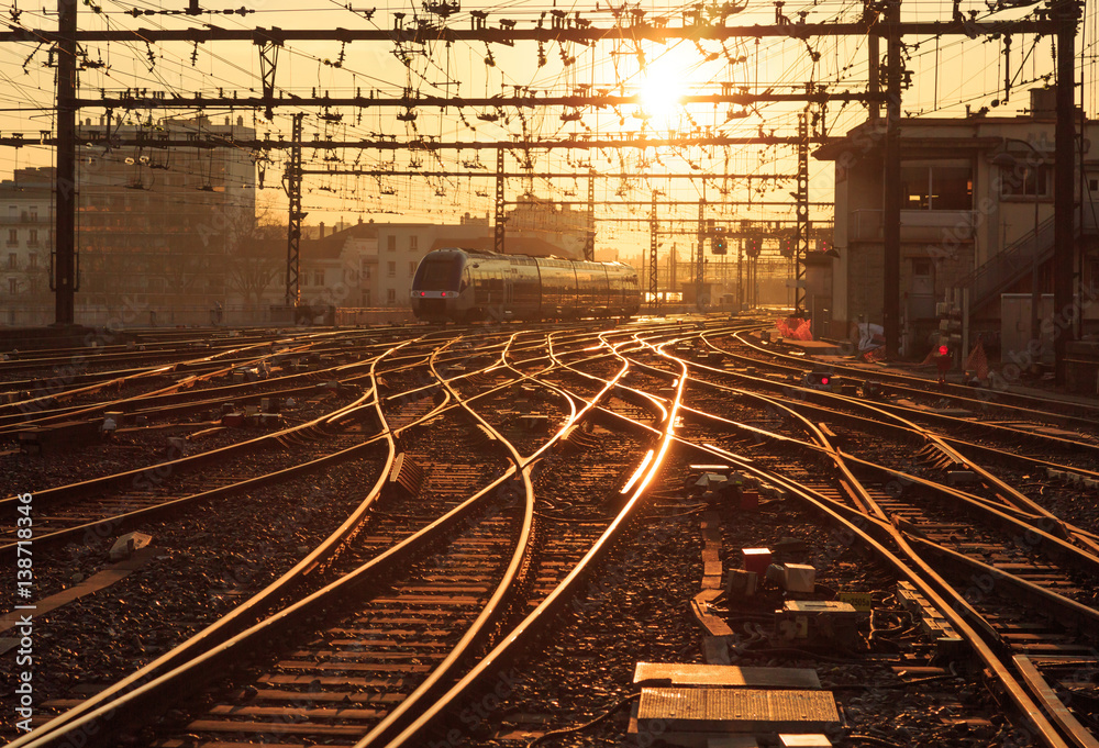 Obraz premium Wschód słońca nad torami kolejowymi na stacji Perrache w Lyonie we Francji.