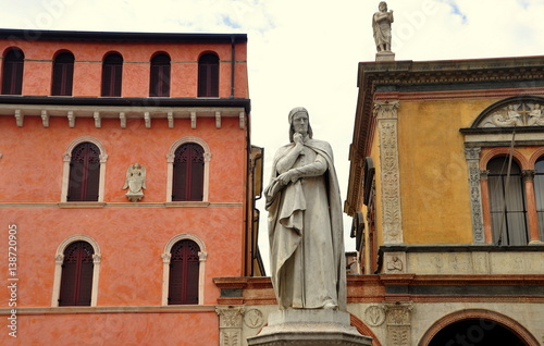 Dante-Skulptur auf der Piazza delle Erbe photo