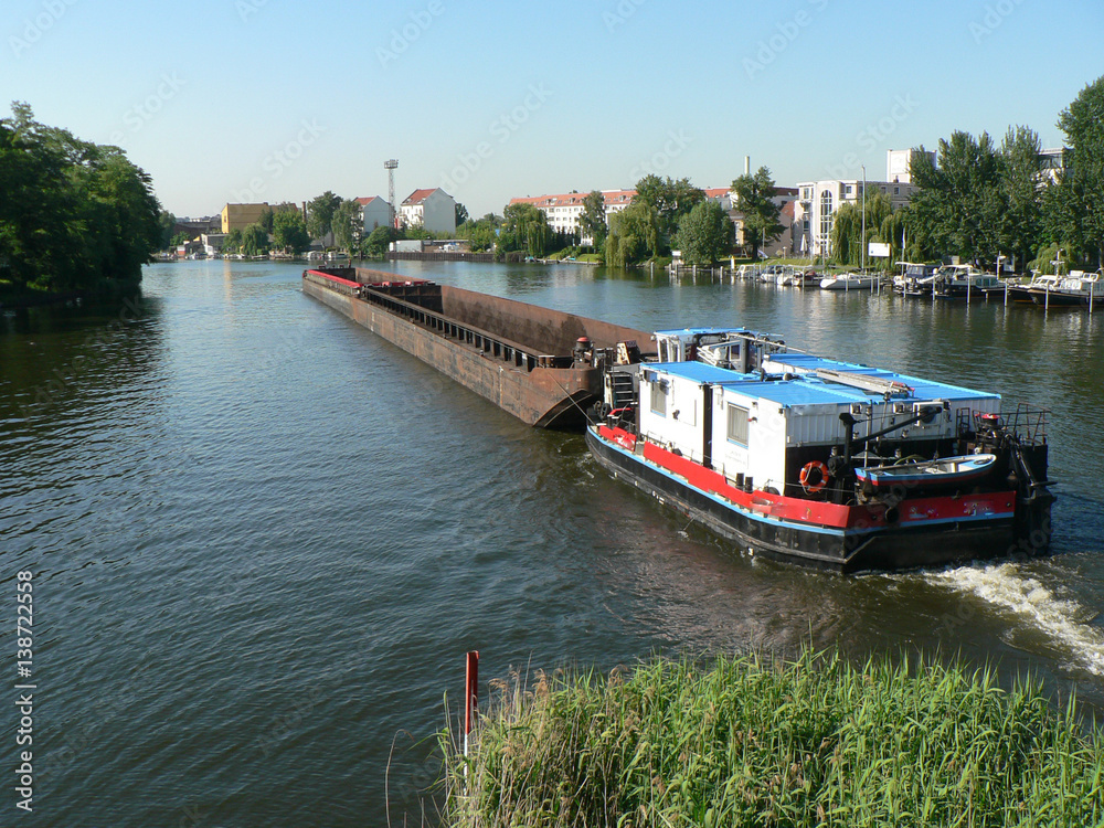 Naklejka premium transport auf der spree mit leeren containern