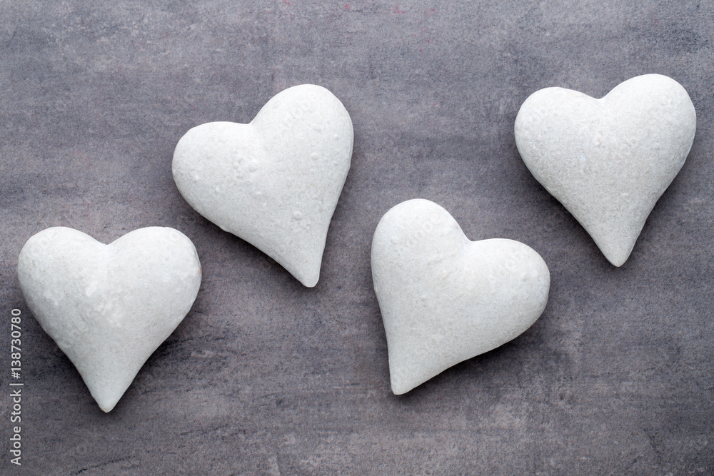 Obraz premium Red hearts the gray background. Valentine Day background.