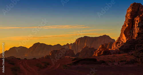 Cuadro en lienzo Jordan, Wadi Rum desert, sunset
