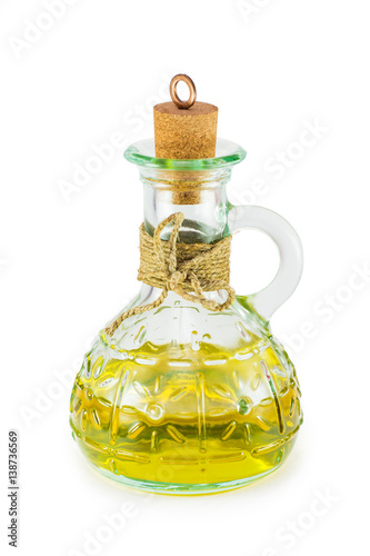 Оливковое масло в стеклянном кувшине на белом фоне