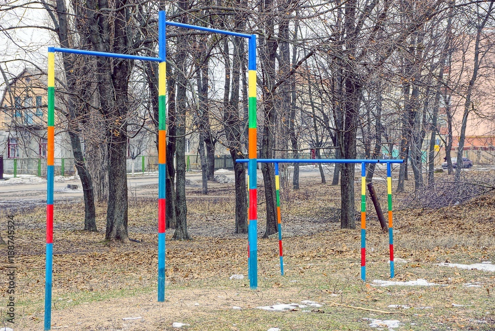 Fototapeta premium Турники и брусья на спортивной уличной площадке