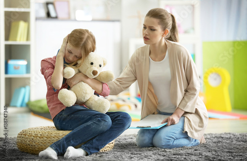 Young female psychologist w...