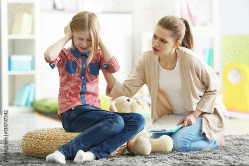 Young female psychologist w...