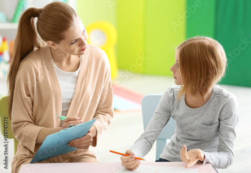 Young female psychologist w...