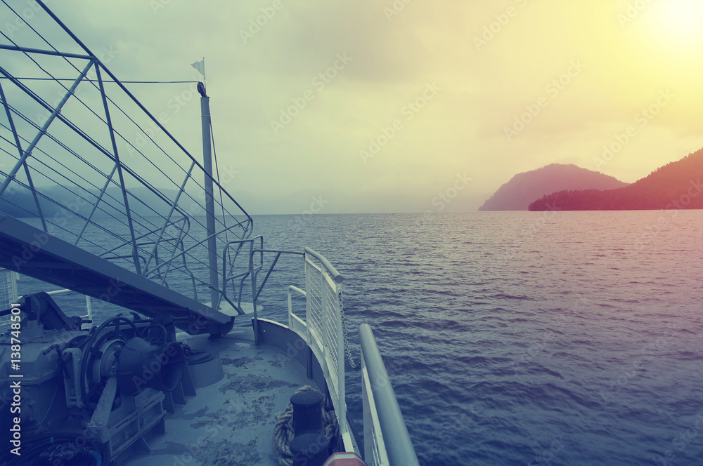 Fototapeta premium feed and Board the boat floating on the lake to meet the sun