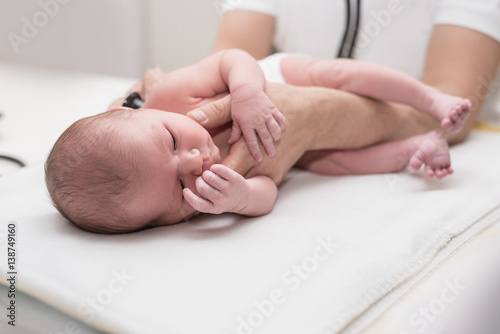 Neugeborenes beim Kinderarzt