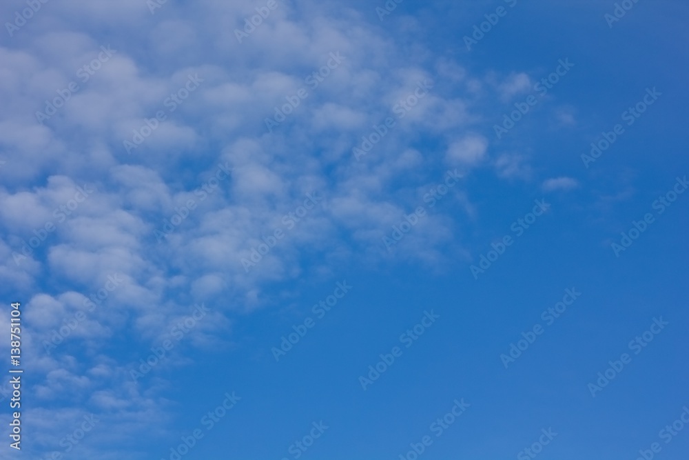 Fototapeta premium Czyste błękitne niebo z chmurami.