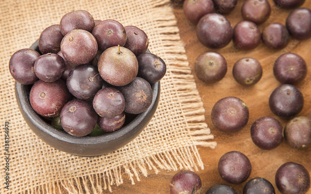 Obraz premium Berry Jaboticaba on wooden table (Plinia cauliflora)