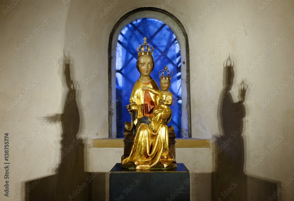 eine marienstatue mit jesuskind in einer kirche