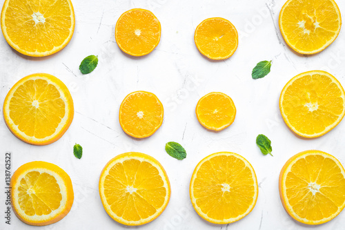 Naklejka Pomarańcze na białym tle widziane z góry