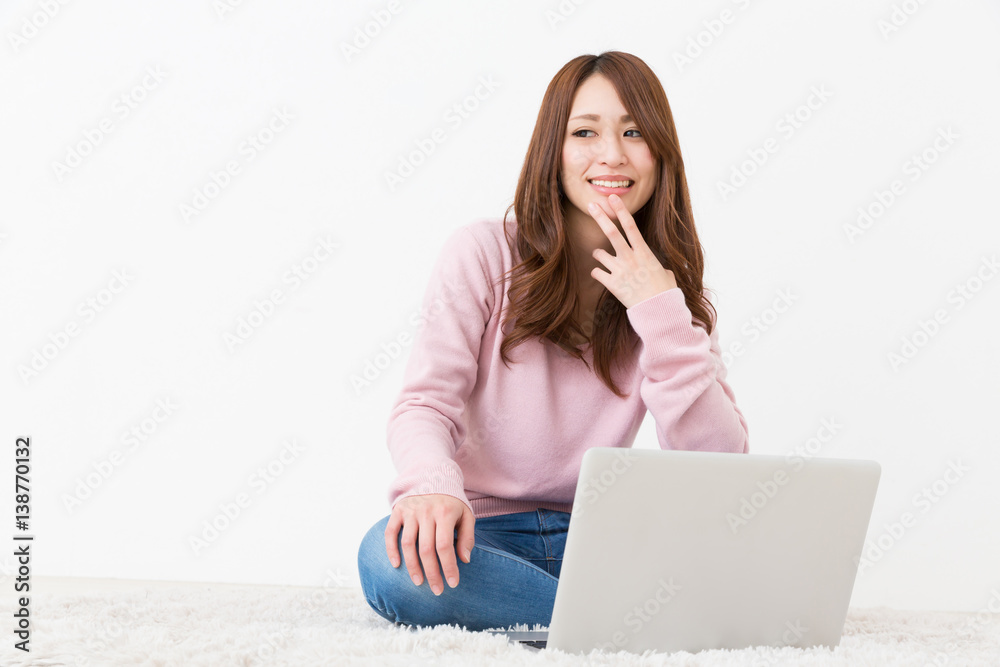 部屋でパソコンを見る女性 部屋でパソコンを見る女性