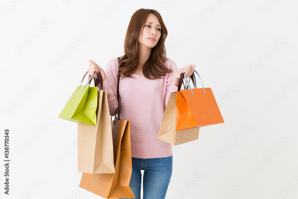 買い物をする女性 考える 買い物をする女性 考える