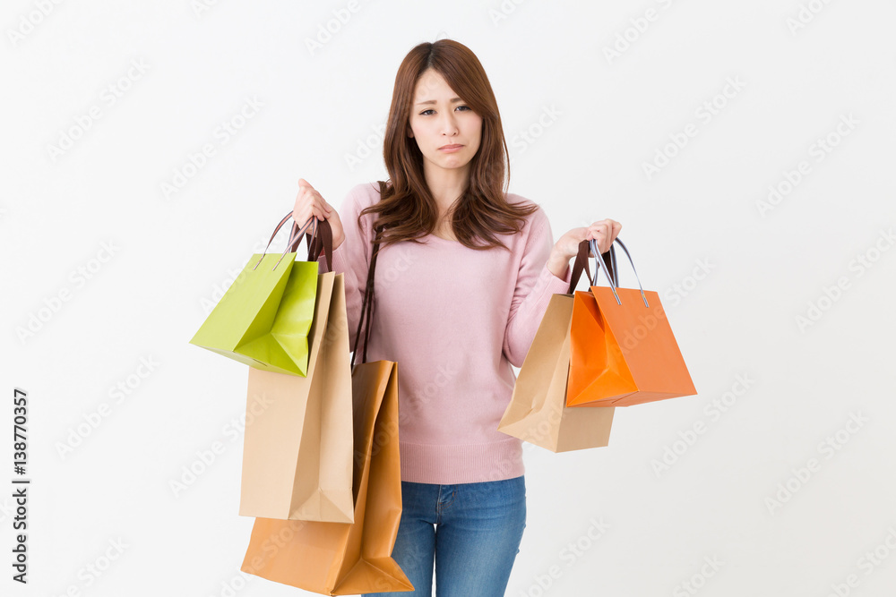 買い物をする女性 考える 買い物をする女性 考える
