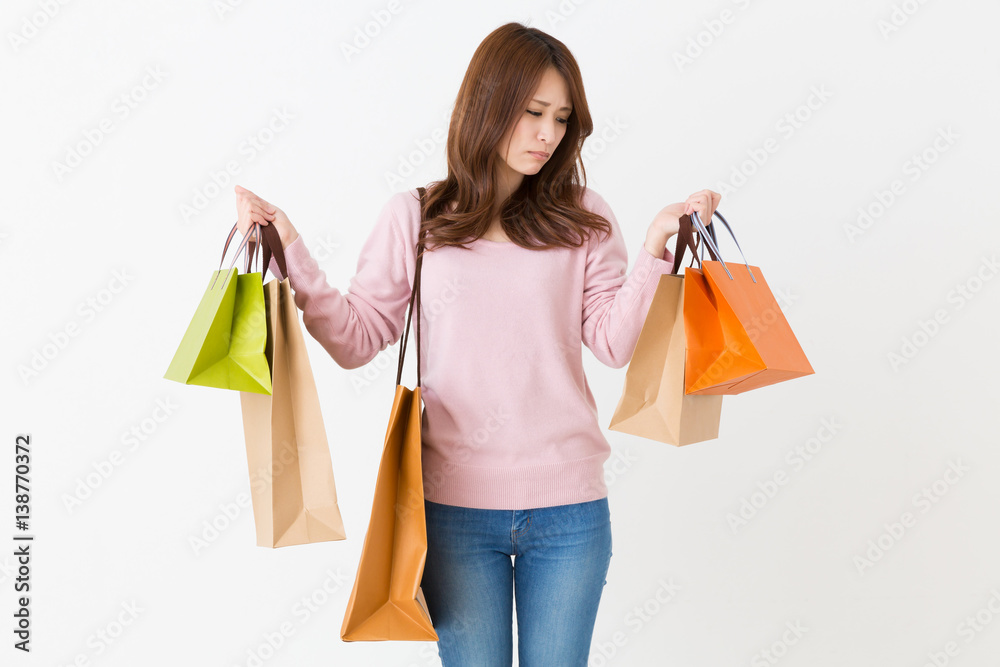 買い物をする女性　考える