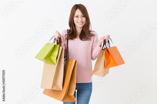 買い物をする女性 © miya227