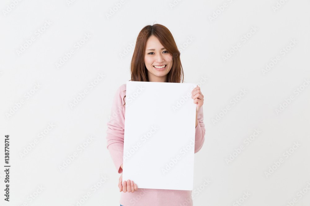ホワイトボードを持つ女性 笑顔 ホワイトボードを持つ女性 笑顔
