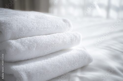 Photo sun lights to the clean white towels on the hotel bed : feels cozy, comfort and relax