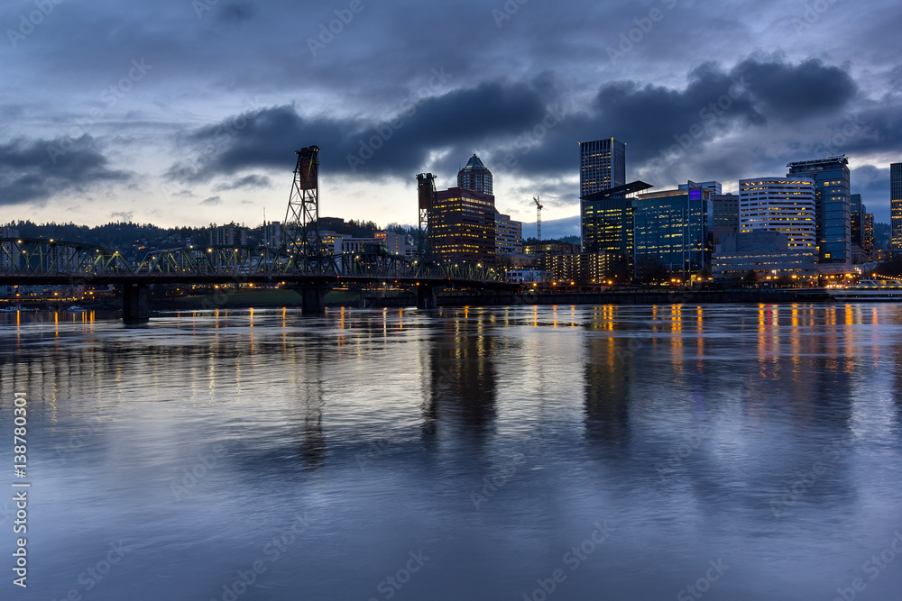 Obraz premium Portland City Skyline with Hawthorne Bridge at Dusk