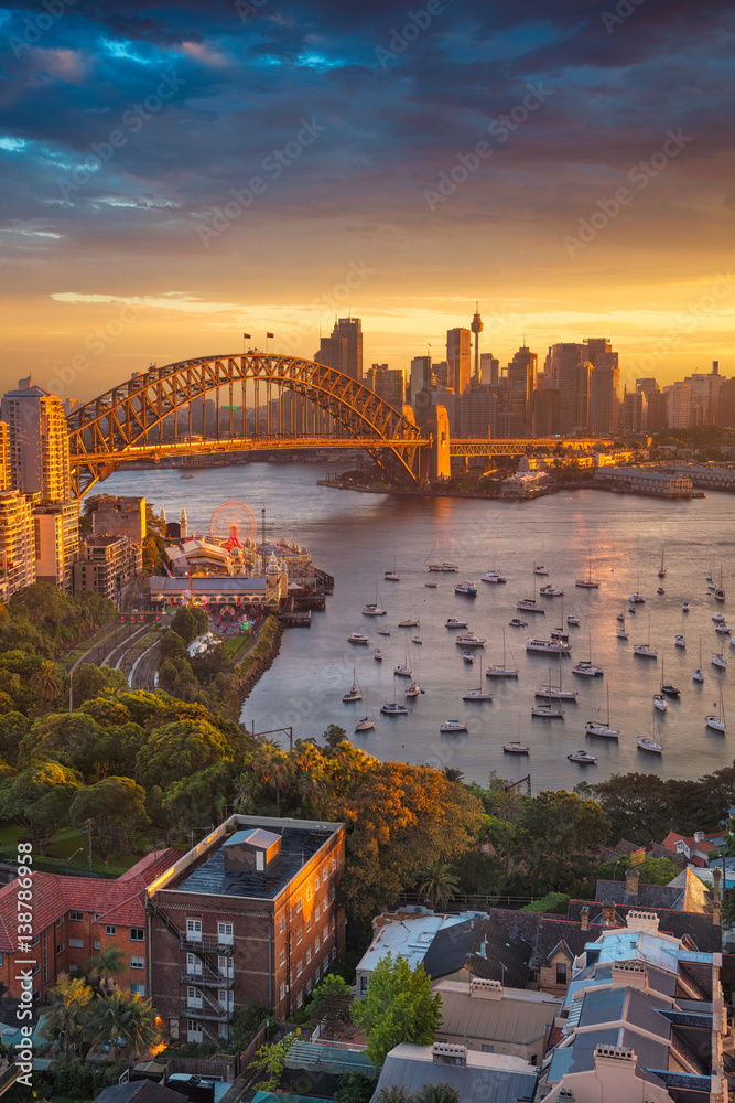 Naklejka premium Sydnej. Pejzaż miejski z Sydney w Australii z Harbour Bridge i panoramę Sydney podczas zachodu słońca.