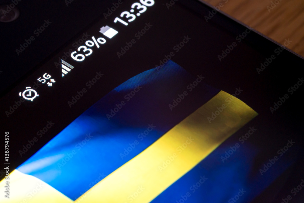 Fototapeta premium Smartphone 5G network 25 per cent charge and Sweden flag
