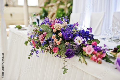 Violet and purple flowers at awesome wedding table.