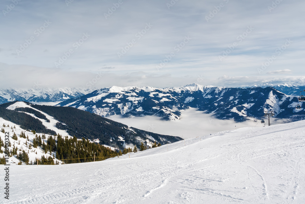 Obraz premium Sunny view of ski slope near Zell am Zee, Austria.
