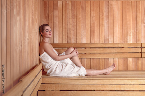 Junge Frau in der Sauna photo