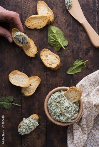 Spinach appetizer with bread