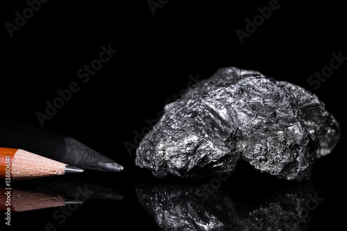 Graphit Stein, Bleistifte, schwarzer Hintergrund photo