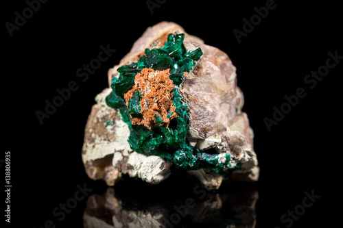 Dioptas, Kupfermineral, schwarzer Hintergrund, Rohstein, Mineral