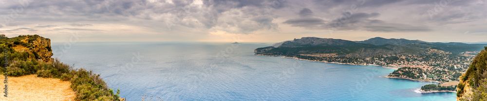 Panorama de Cassis depuis les falaises de Cap Canaille, Bouches-du-Rhône, Provence-Alpes-Côte d'Azure, France