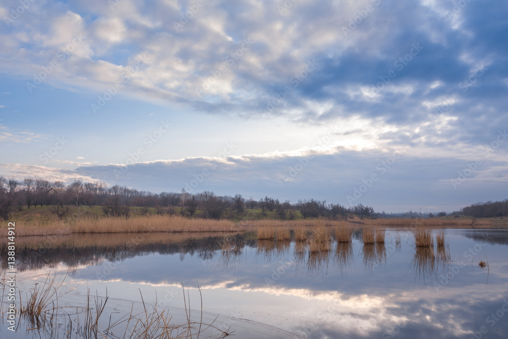 Obraz premium Misty morning at the lake
