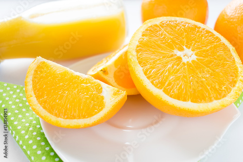 Frische Orangen und Saft