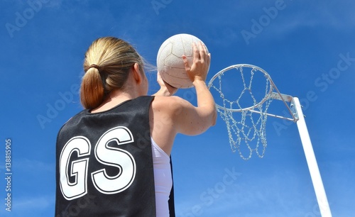 Fotografie Shooting a netball into a netball ring