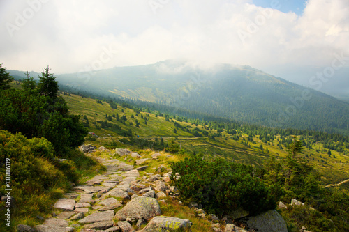 Szlak na Szrenicę w górach Karkonoszach w Polsce