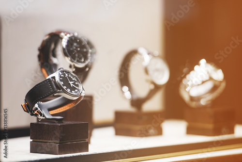 Zegarki męskie w gablocie luksusowego sklepu w Londynie.