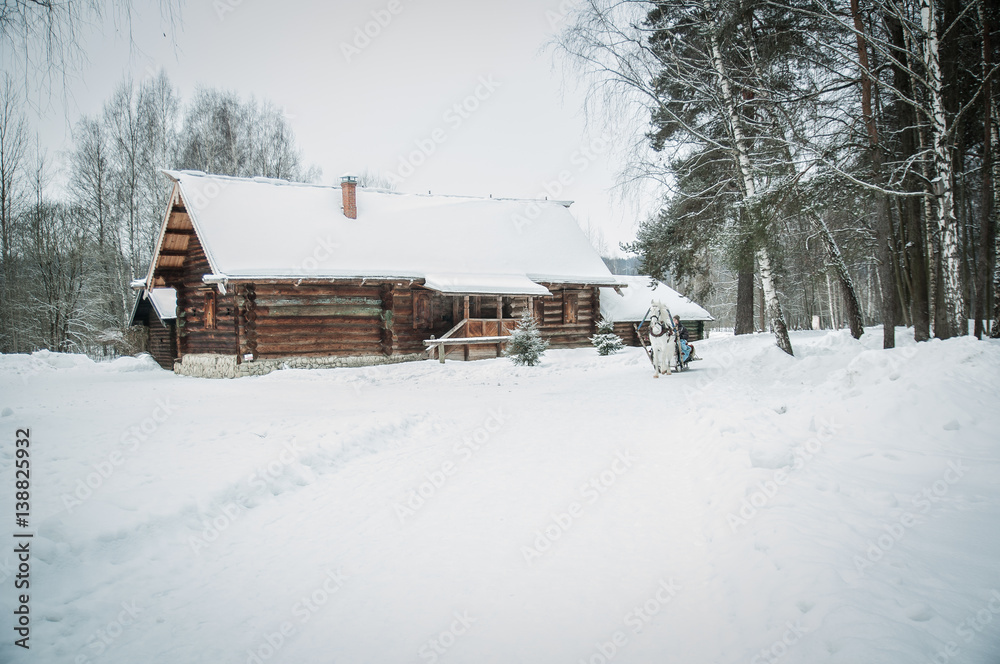 Old russian house in the forest in winter. Старинная крестьянская изба в музее деревянного зодчества г. Истра Московской области